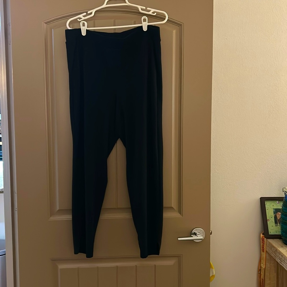HUE Black Ponte Pull-On Pants